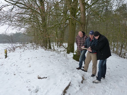 Samen met de Erik van de Berg bekijken Gert Nijburg en Gerrit van Dijk het plan, op de achtergrond is een deel van de Wildwal te zien