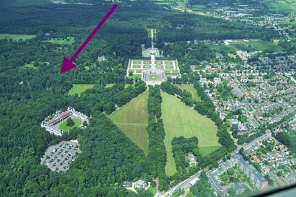 Luchtfoto van Het Loo. De pijl wijst naar de hoogste bomen van Nederland 