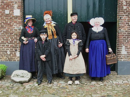 De klederdrachtgroep van Rein Lotterman uit Elspeet in 2006 - Foto: Archief Lotterman (klik om te vergroten)