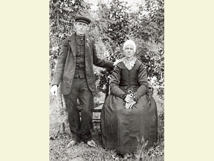 Trouwfoto van Henderikus Fidder en Grietje Doorneweerd (1909) Grietje was de laatste oorijzerdraagster van Nunspeet Foto: Archief Lotterman (klik om te vergroten)