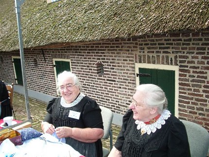 Twee mutsenplooisters uit Oldebroek bij de museumboerderij Foto: Lotterman (2005)