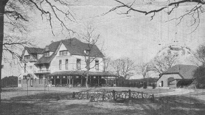 Hotel Wolfhezen, met op de voorgrond het bruggetje waar de moord op Martinus van Beek plaatsvond