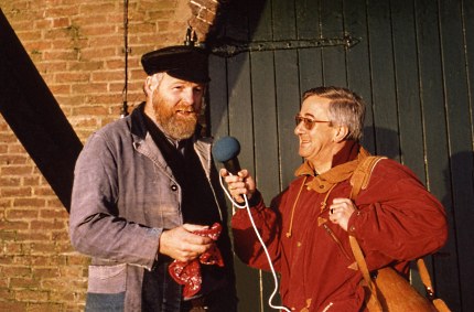 Louis Fraanje en Dick van der Veen – jaren geleden - in het dialectprogramma Kruudmoes (Foto: Archief JGS)