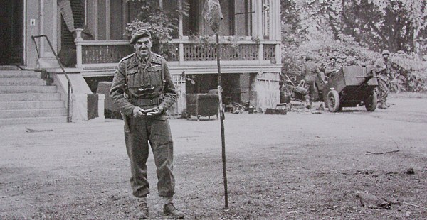 Historische foto van generaal Urquhart bij de villa ‘Hartenstein’ (1944).