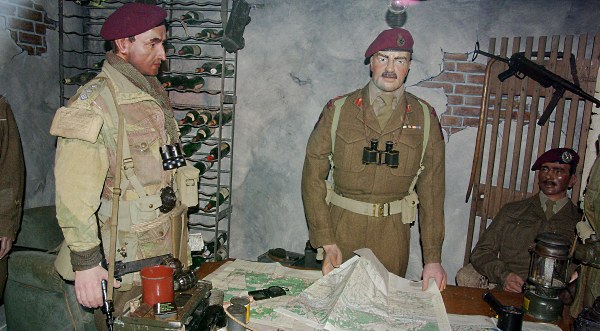  Eén van de vele diorama: de Britse generaal Urquhart in het hoofdkwartier.