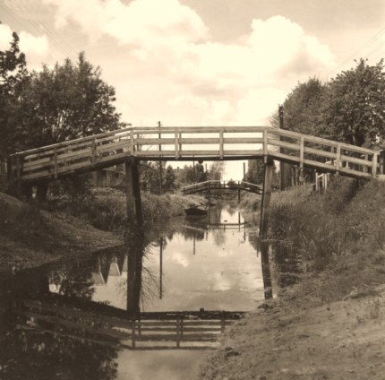 De talloze hoge bruggetjes die toegang geven tot de boerderijen, doen ons herinneren aan het Overijsselse Giethoorn