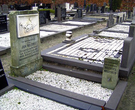 Op een eenvoudige zerk, op het kerkhof in Emmen staat als gedenkteken aan Jan Holties, “Het jagertje op de krooi” Aan het voeteneinde staat de steen van Meeuws Middelveld, de witte duif is helaas verdwenen (Foto: Louis Fraanje)