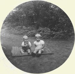 Henk en zijn broertje in de tuin bij Arend Boer (Archief: Henk Reinders)