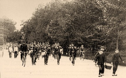 Uit Harskamp (ISK) lopende militairen met tamboers voorop over de Stationsweg naar Station Ede-Staatspoor in 1904 Foto: Gemeentearchief Ede (klik om te vergroten)