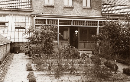 Hugo de Vries op de veranda van De Diest foto: Archief JGS 