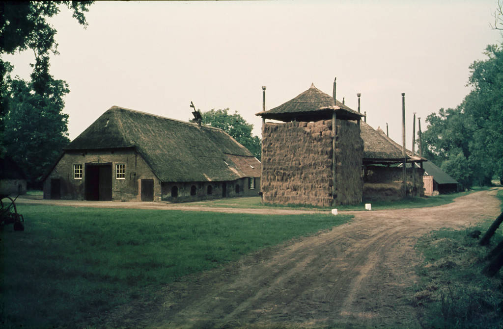 2 foto Boerderij Groot Hell in 1975