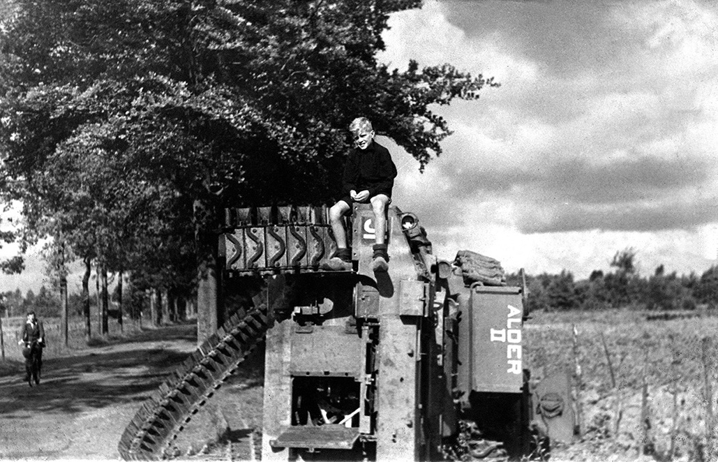 kl -Tank Valkseweg Barneveld 30-08-1945