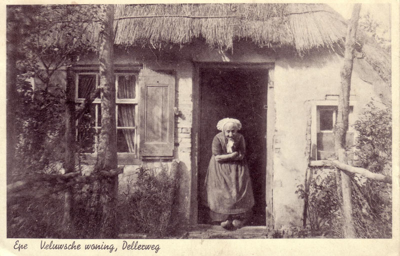 Het ‘Huisje van Hanekamp’, met Johanna Cornelia Hanekamp-Vrielink in de deuropening – 1930.Foto 2. WvT