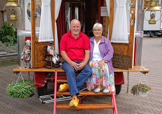 15791018Het (zigeuner)echtpaar Kees en Dina Top uit Barneveld voor hun woonwagen - Foto: Boy Imminck