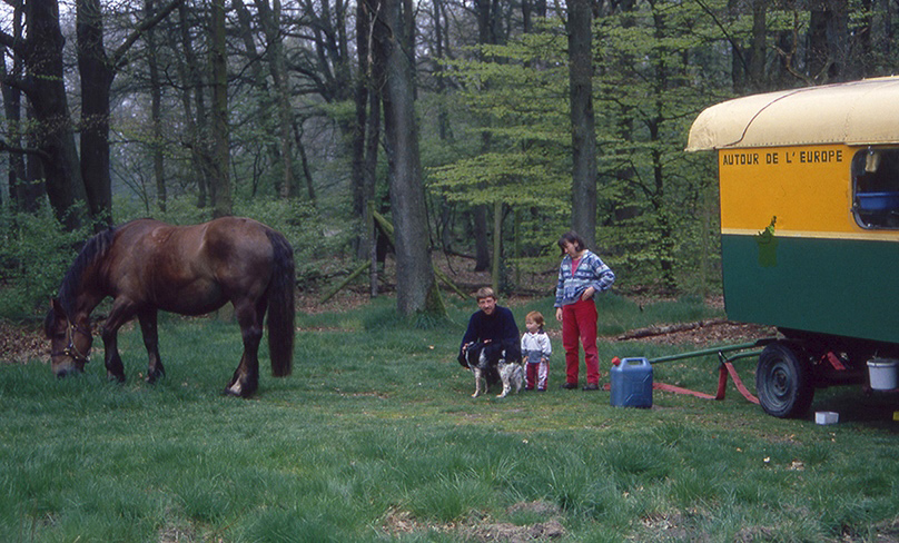 016Het Franse gezinnetje met hun paard en hond – Foto: ©Louis Fraanje