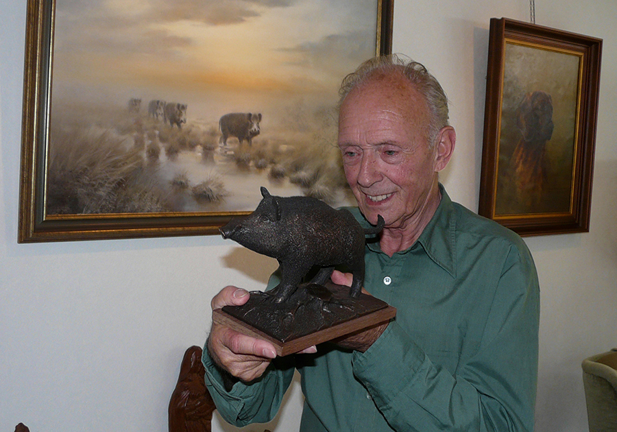 Jac. Planta toont trots een bronzen zwijn, dat hij zelf maakte - Foto: ©Louis Fraanje