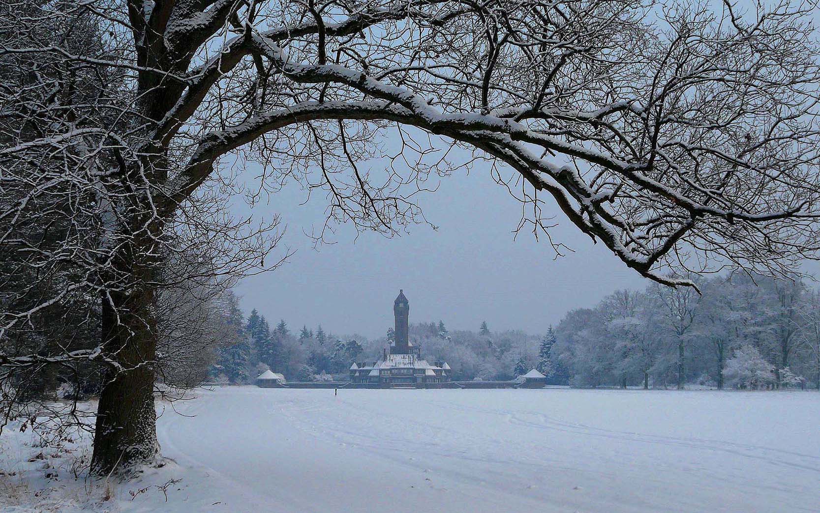 p1700093-2-scherpHet Jachthuis Sint Hubertus op de Hoge Veluwe in de winter - Foto: ©Louis Fraanje