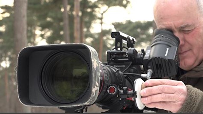Natuurfilmer Luc Enting bezig met zijn opnamen voor de film - Foto: Omroep Gelderland 