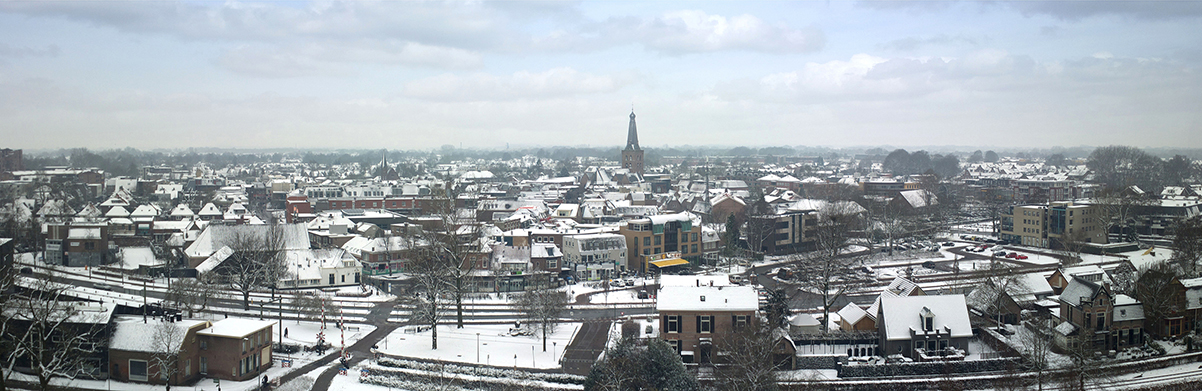 Het dorp Barneveld, gezien vanuit de richting van kasteel De Schaffelaar - Luchtfoto: Jan van Uffelen