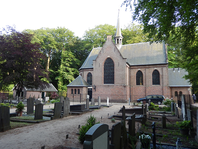 Het kerkhof met daarachter de Stulpkerk in Lage Vuursche - Foto: ©Fransien Fraanje