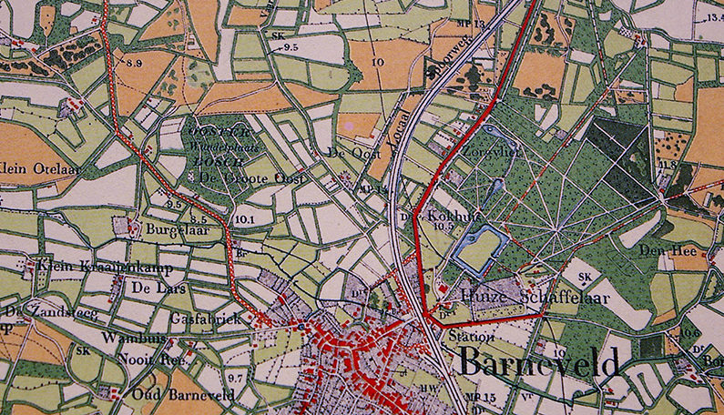 Topografische kaart uit 1905. Het bruin gekleurde vlakje met het woordje ‘Locaal’ is het Vliegersveld. Barneveld was toen nog een klein dorp