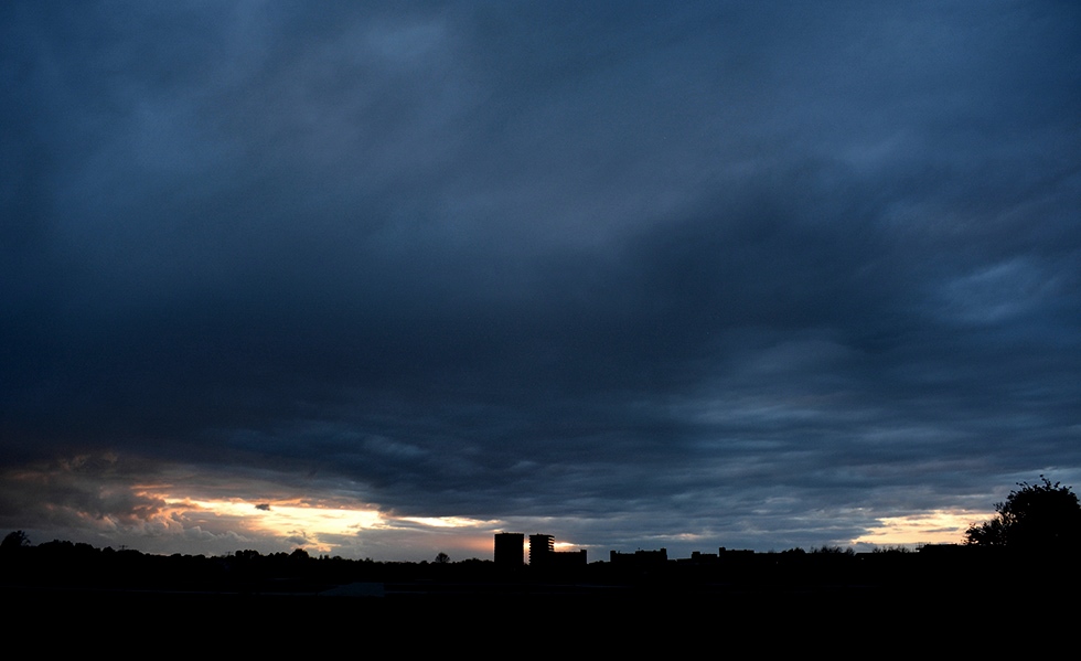Als een donker silhouet zien we aan de horizon Veenendaal liggen - Foto: Louis Fraanje