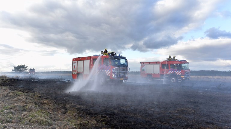 De brandweer in actie bij Hoog Soeren - Foto: ©News United