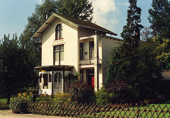 De inmiddels afgebroken villa Boeckenrode aan de Boslaan in Lunteren, waar de schrijver  Jac. Gazenbeek woonde – Foto: ©Gradus van Eeden(†)