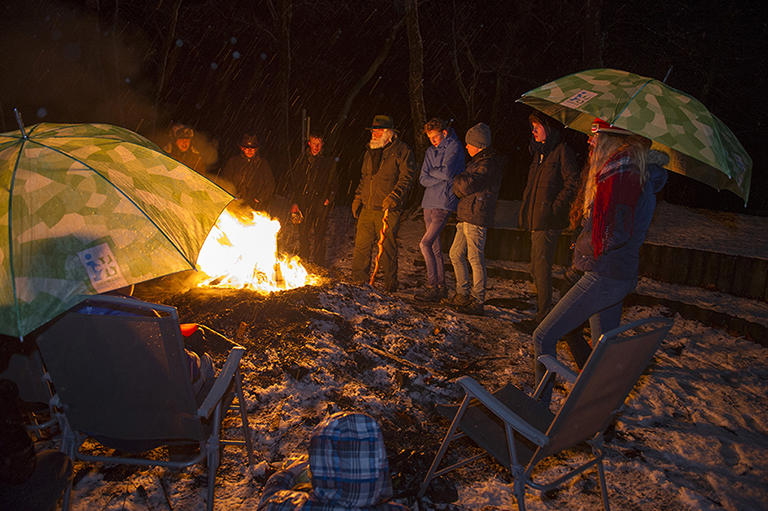 Spannende verhalen door Louis Fraanje bij het kampvuur - Foto: ©Annette Hoogwerf