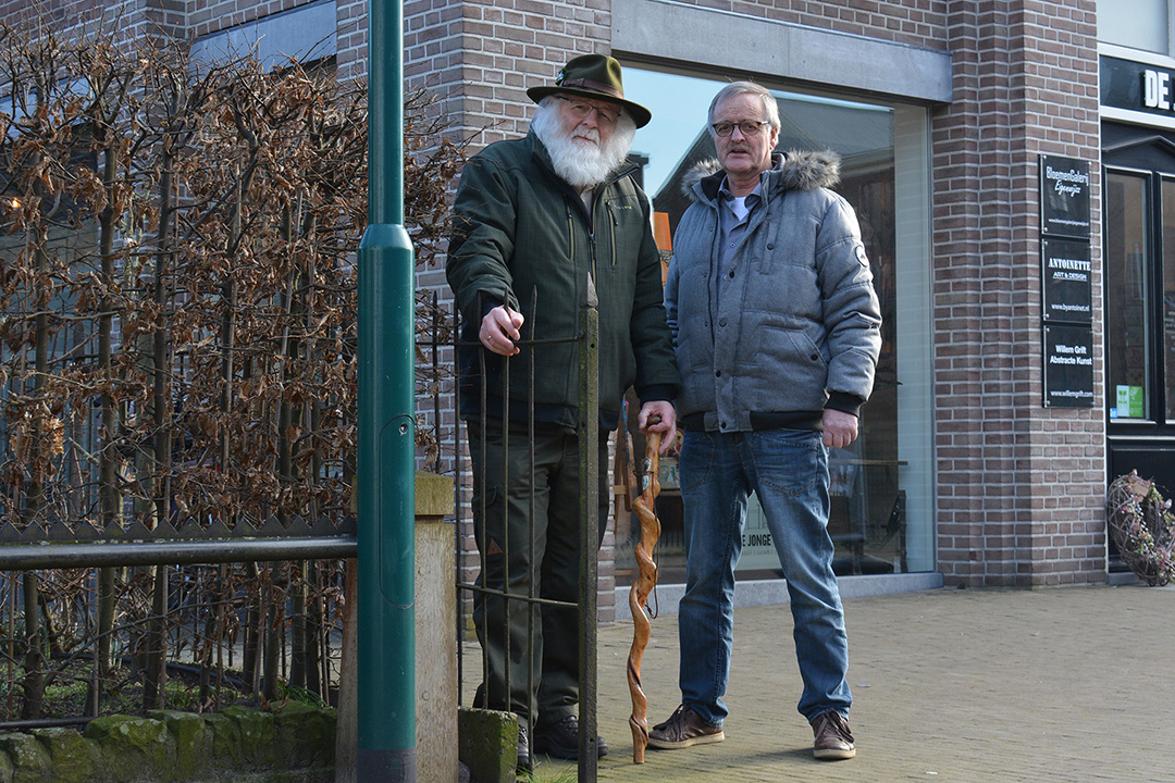 Louis met zijn broer Gert, na ruim 60 jaar weer terug bij het ijzeren hek met scherpe punten - Foto: ©Fransien Fraanje
