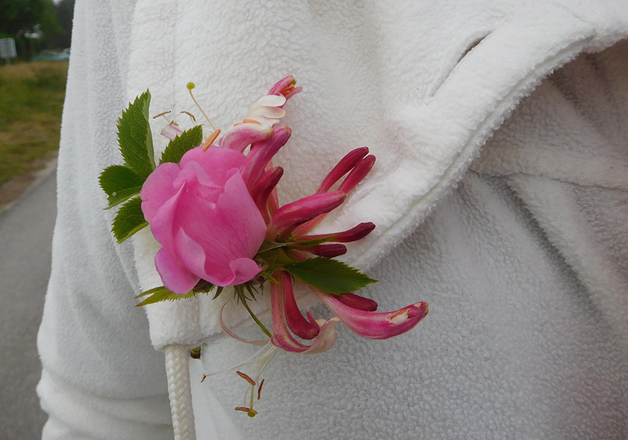 Even later prijkt een bloem op het revers van Janny - Foto: ©Fransien Fraanje