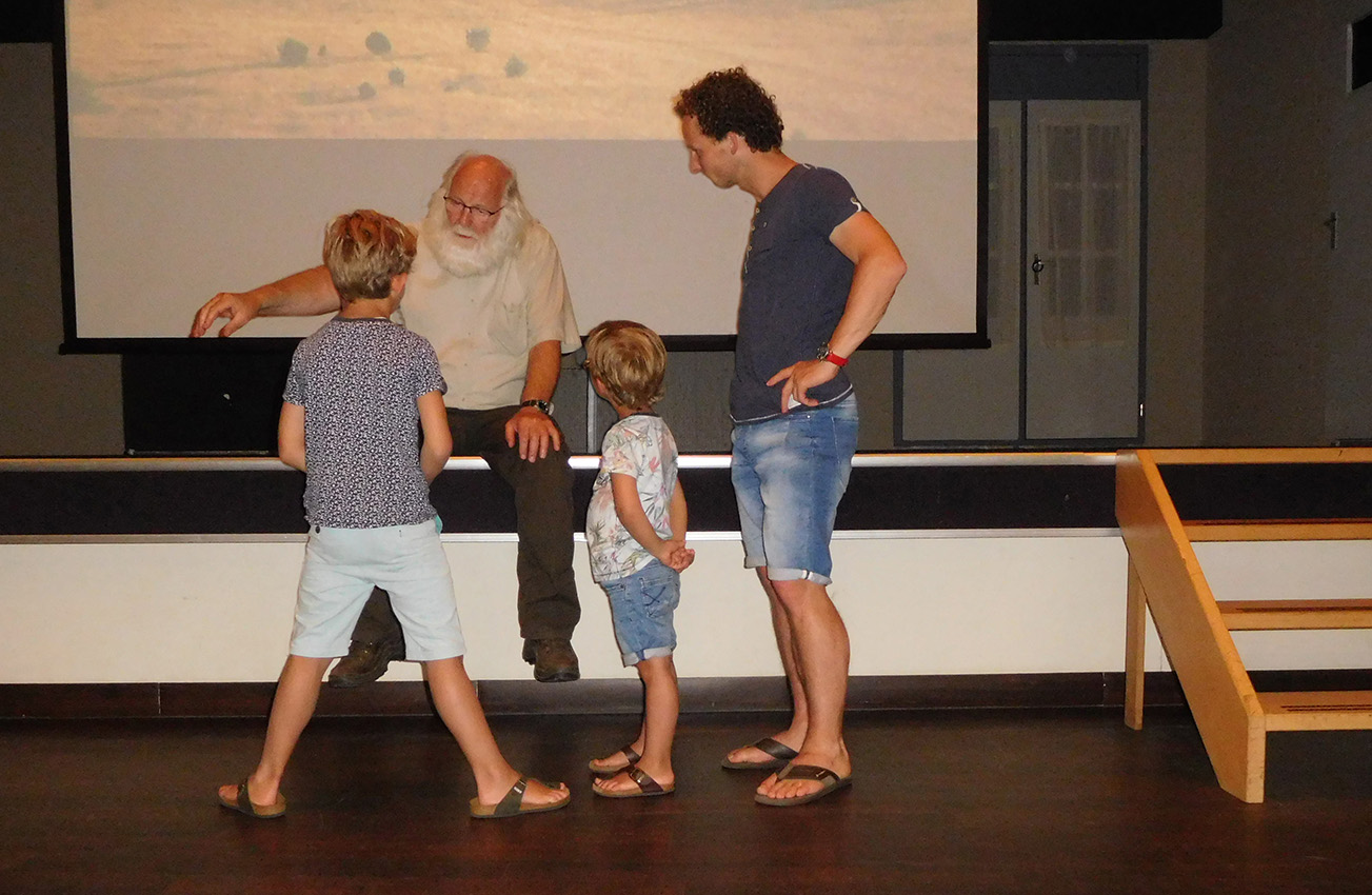Louis krijgt ook veel vragen van de kinderen over de natuur - Foto: ©Fransien Fraanje
