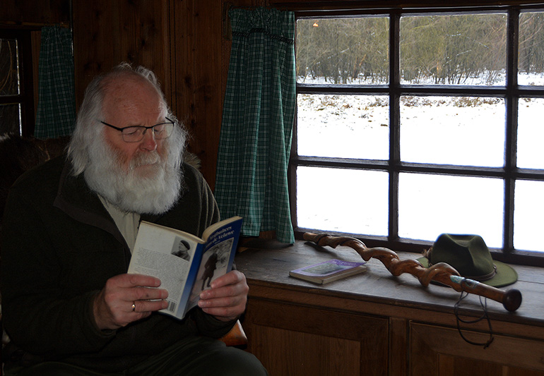 Louis leest een boek in de hut 