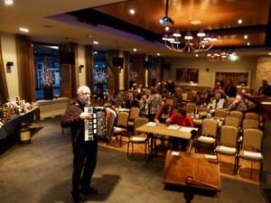 Eenmaal binnen kon iedereen genieten van de accordeonmuziek van Henk Nes- Foto: ©JGS/Fransien Fraanje .