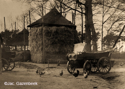 Hooibergen op een Veluws boerenerf - Foto: ©Jac.Gazenbeek