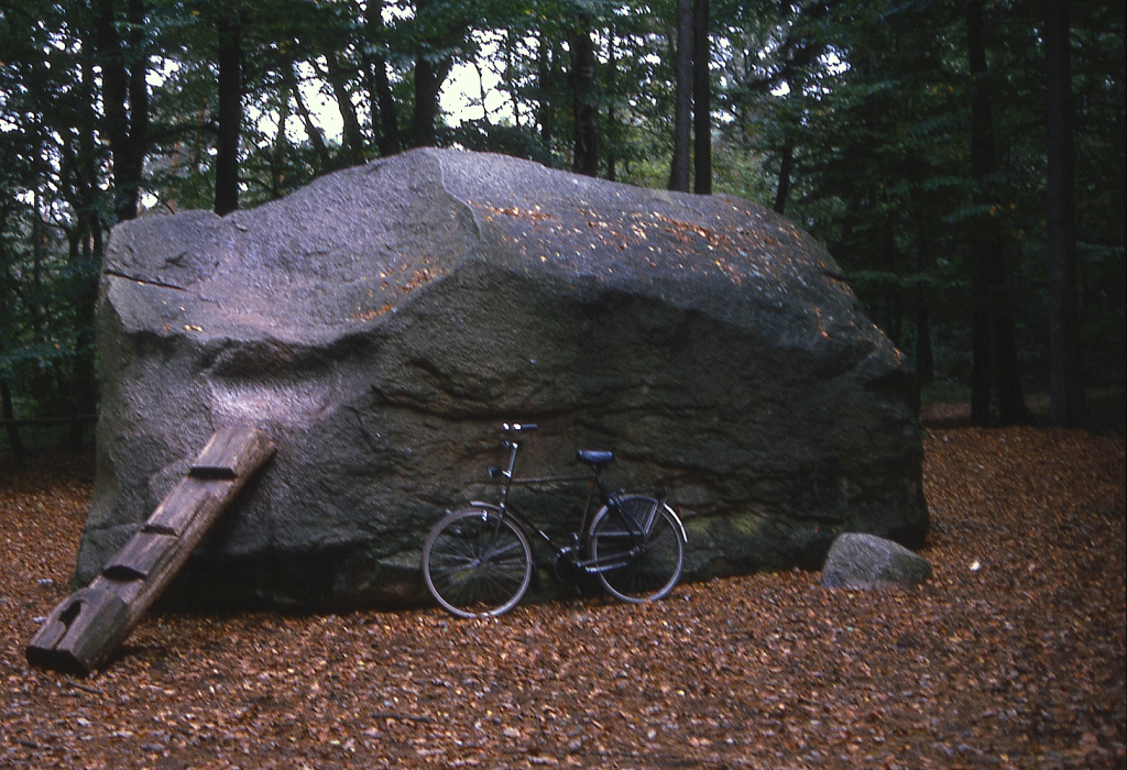De enorme "Giebichenstein bij Stöckse, de fiets staat erbij om een idee te geven van zijn omvang - Foto: ©Louis FraanjeApp0012 - kopie-sch