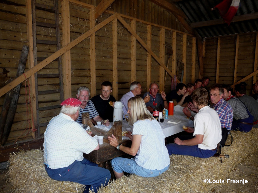 De lange eettafel vol met schaapherders en scheerders tijdens de middagpauze. Linksvoor aan het hoofdeinde Cos en rechts Christien en Evert met zwarte T-shirt - Foto: ©Louis Fraanje