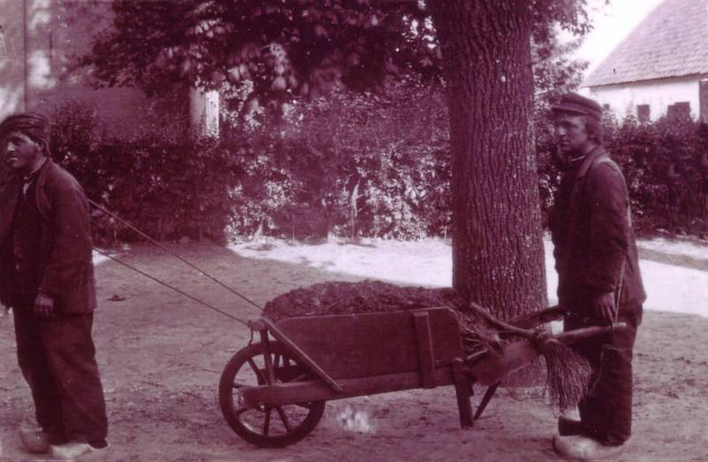 De gebroeders Hendrik links en Willem van Tongeren met kruiwagen met zand – 1905.product_thumb (1)