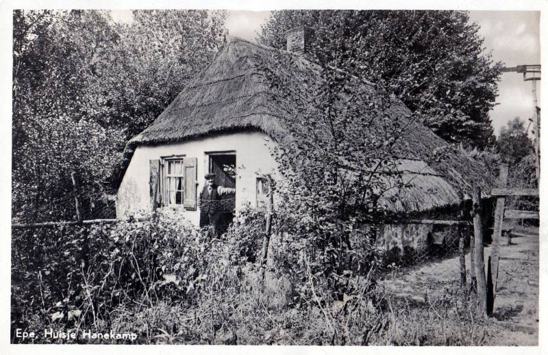 Het ‘Huisje Hanekamp’, met Johannes Hanekamp in de deuropening – 1940product_thumb (2)