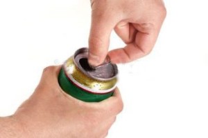 2925351-man-s-hand-opening-aluminum-beer-can-isolated-on-white-background - kopie