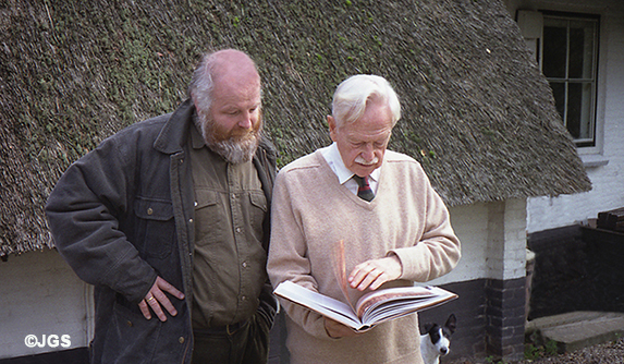 Louis Fraanje en Wil Huygen bekijken samen het Kabouterboek - Foto: ©Jac. Gazenbeekstichting