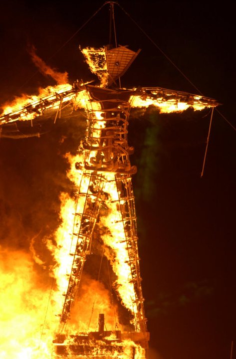 Het verbranden van de pop Burning Man – Eigen foto: Burning Man