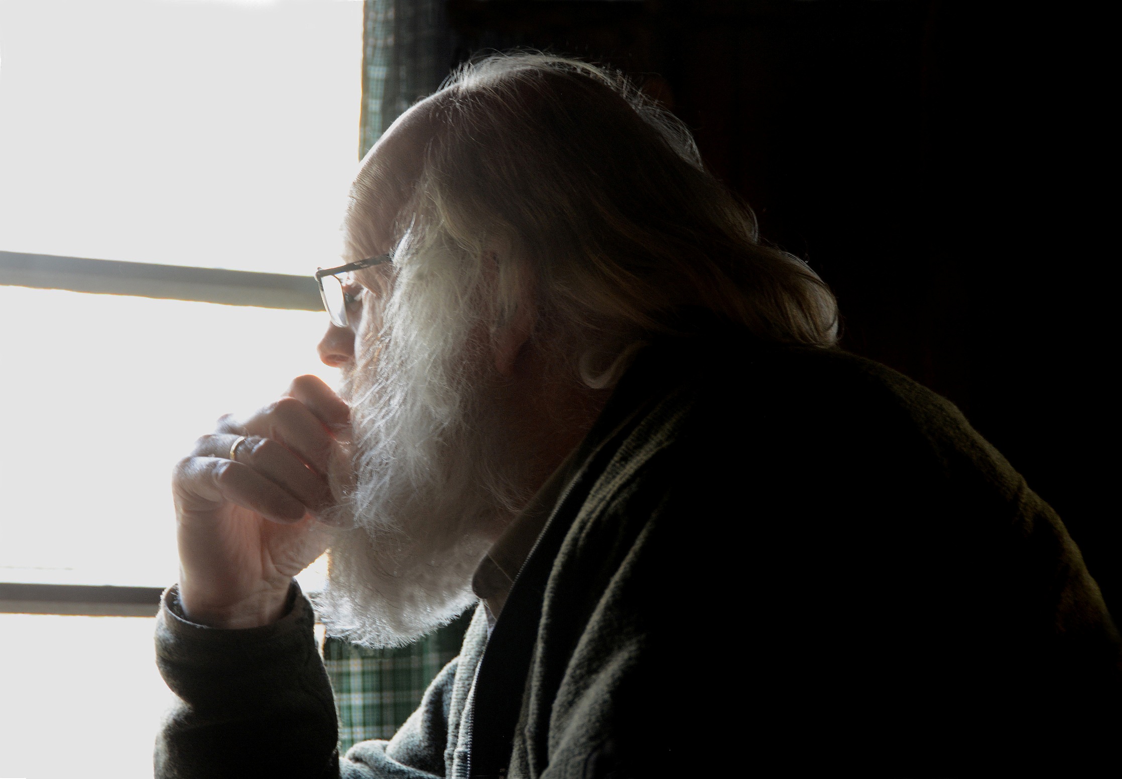 Veluwenaar Louis in gedachten voor het raam van de jachthut - Foto: ©Fransien Fraanje