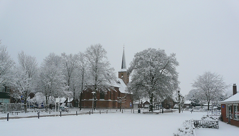 Winters beeld van de Hervormde kerk in Otterlo - zondag 19 december 2010 - Foto: ©Louis Fraanje