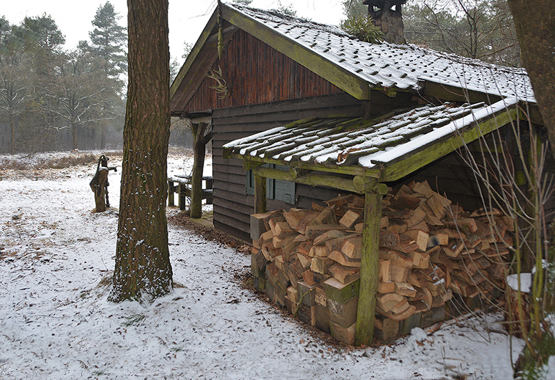 Buiten de jachthut ligt gekloofd hout - Foto: ©Louis Fraanje