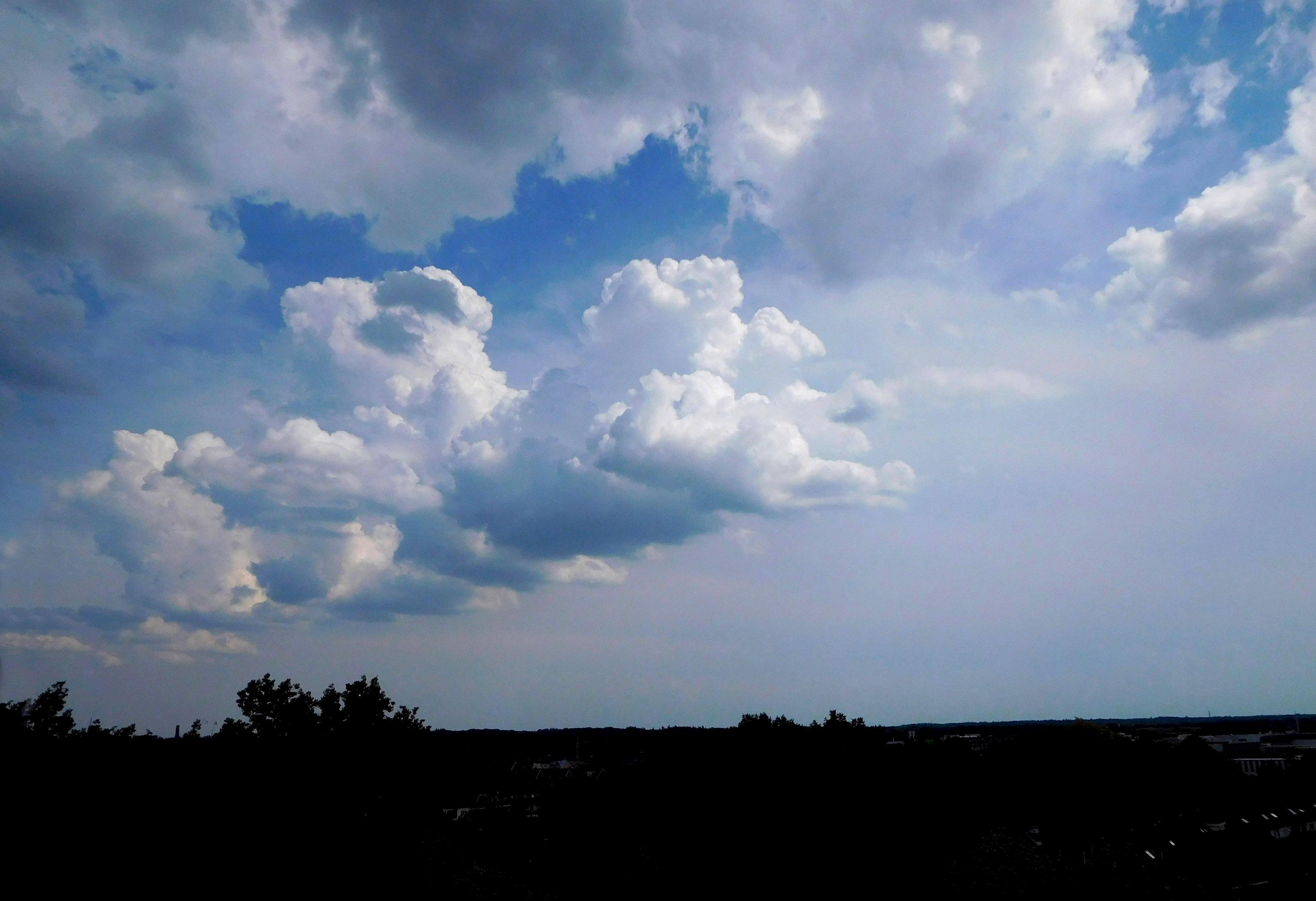 Mooie wolkenlucht boven de Veluwe vanmiddag - Foto: ©Fransien Fraanje