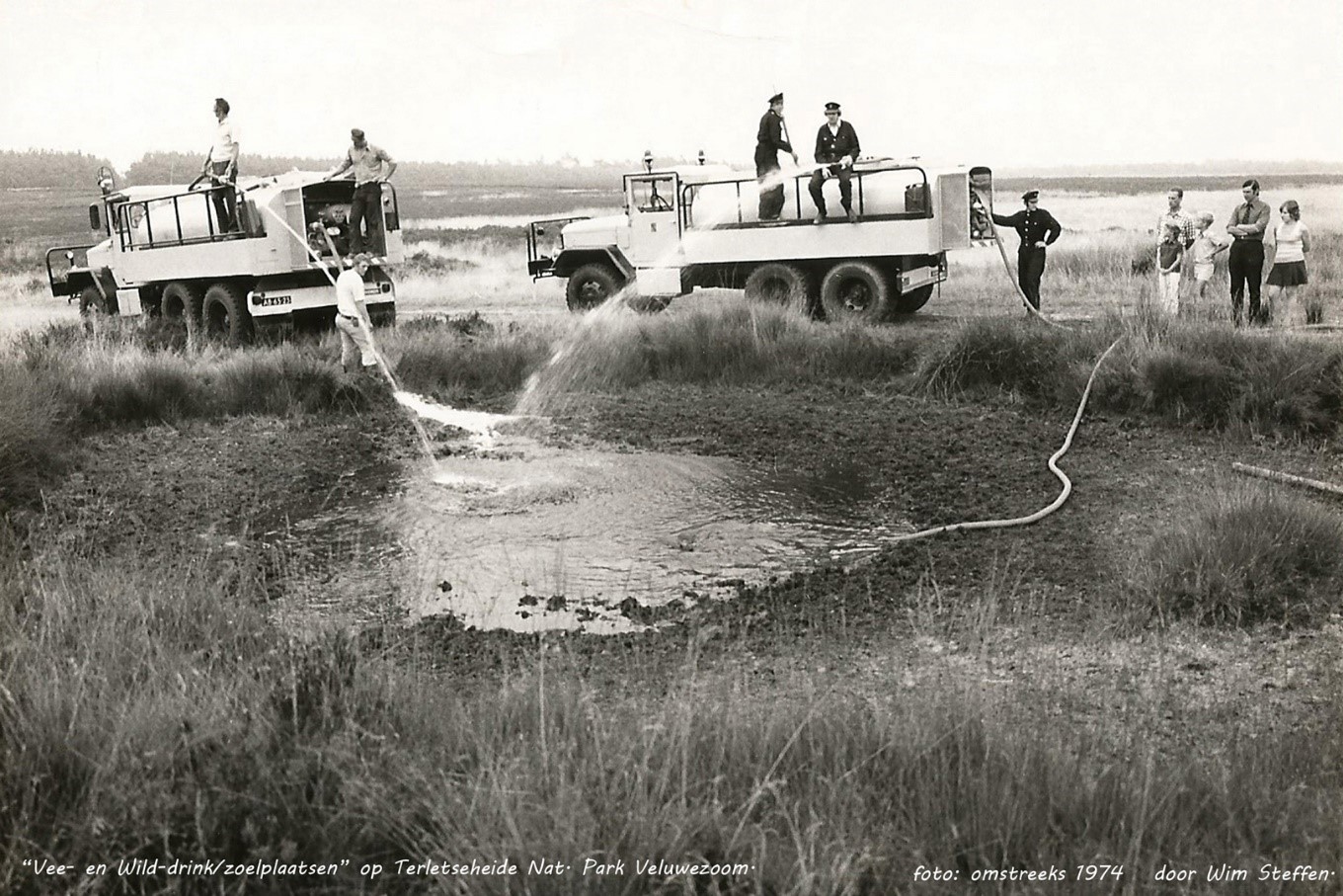 Vee- en wilddrinkplaats op Terletse Heide vullen met brandweer 1974 - Foto: Wim K. Steffen