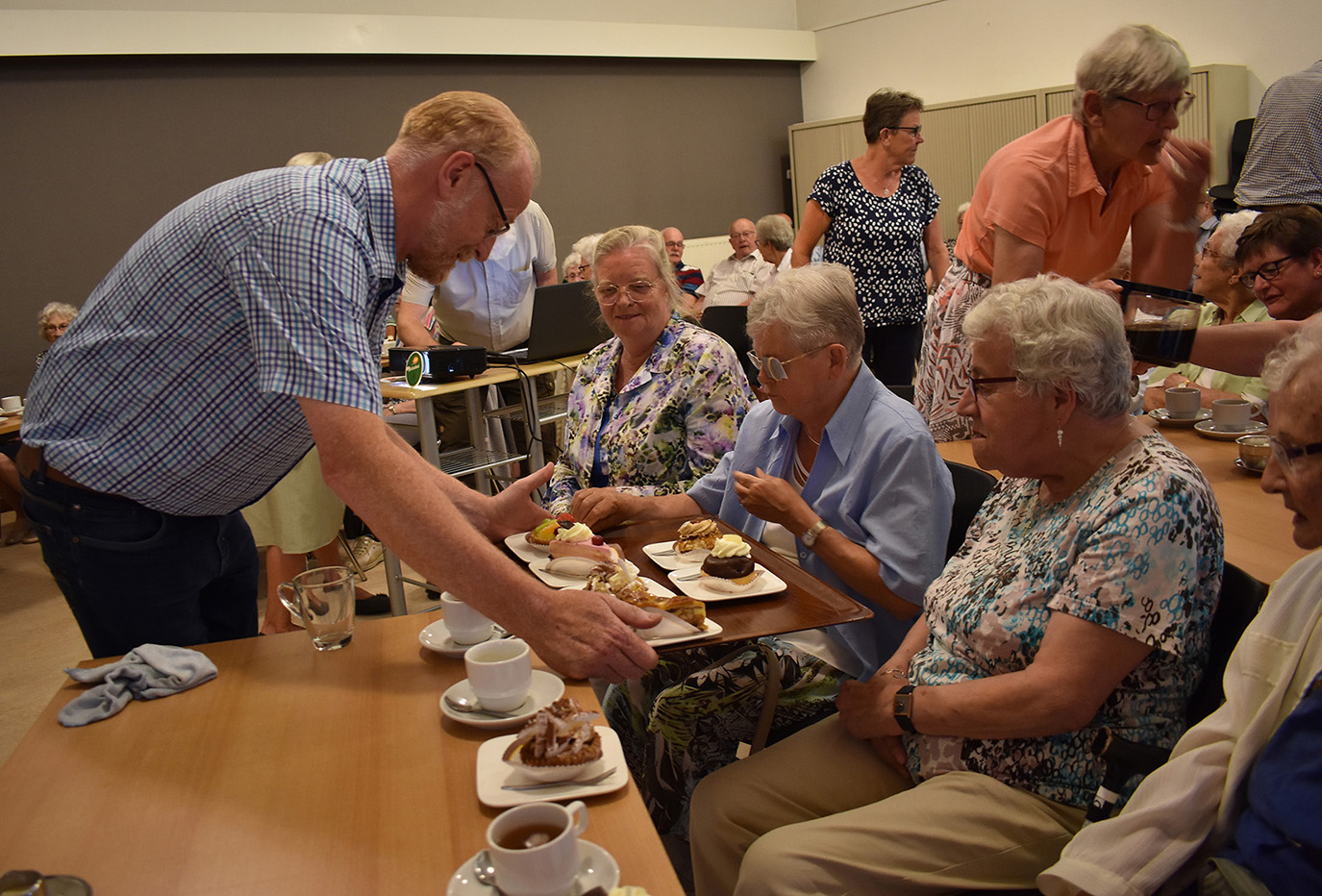 Tijdens de pauze was er koffie en gebak voor de gasten - Foto: ©Fransien Fraanje