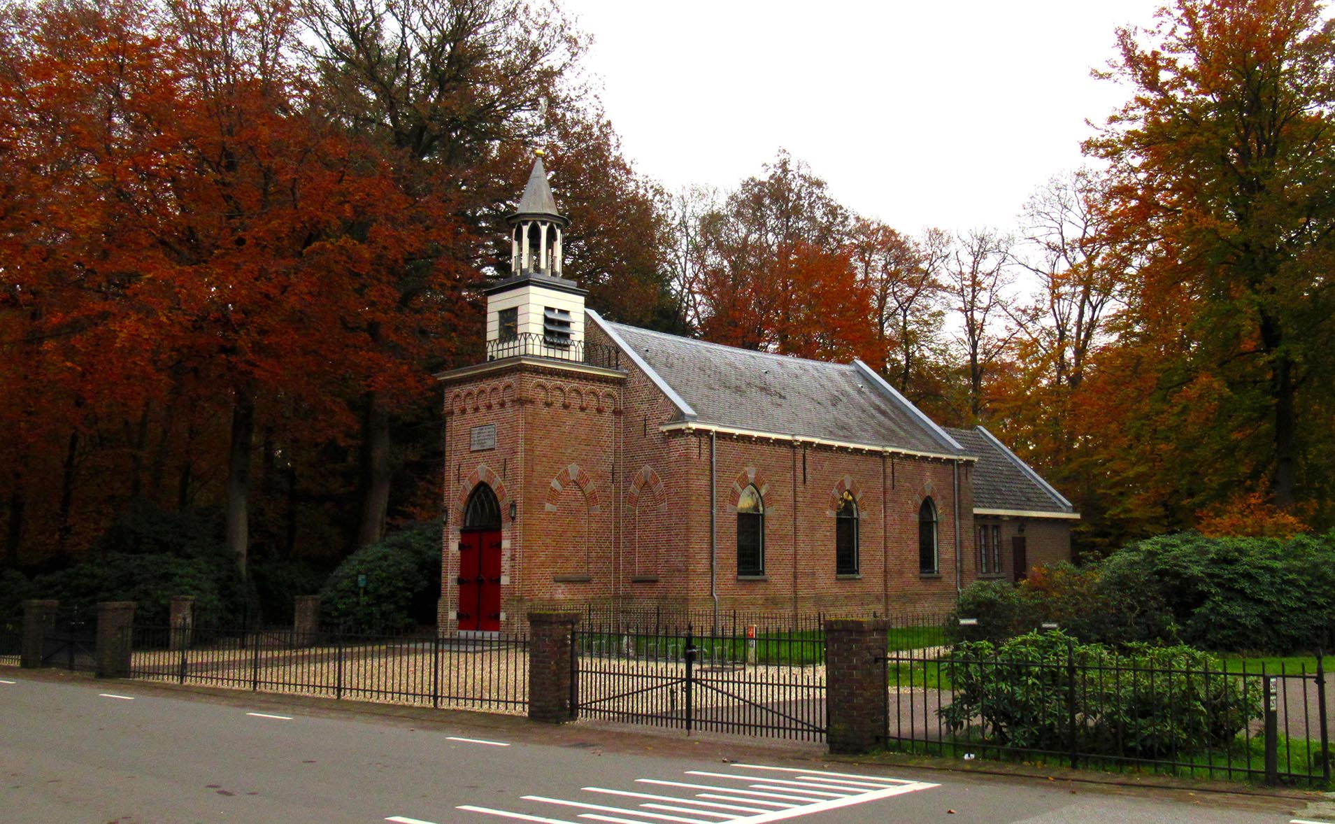 Het in 1875 gebouwde neogotische zaalkerkje is het karakteristieke gezicht van Staverden - Foto: ©Louis Fraanje