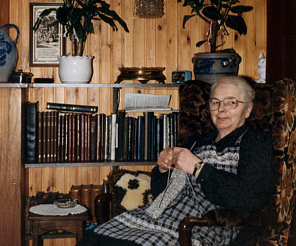 Moeder Fraanje met haar breiwerk in de huiskamer – Foto: ©Archief Louis Fraanje